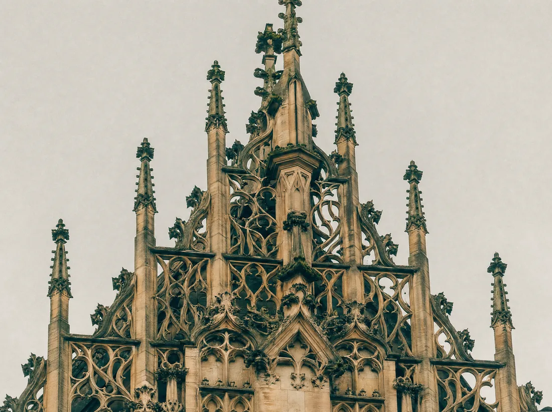 Der gotische Maßwerkgiebel des Historischen Rathauses in Münster.